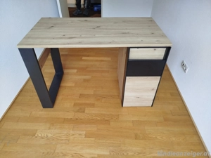 Schreibtisch