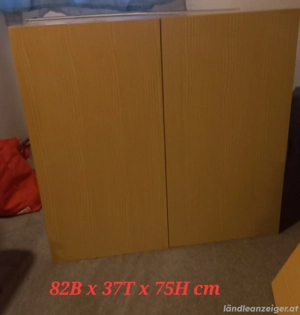 Kasten mit einem Ablagebrett