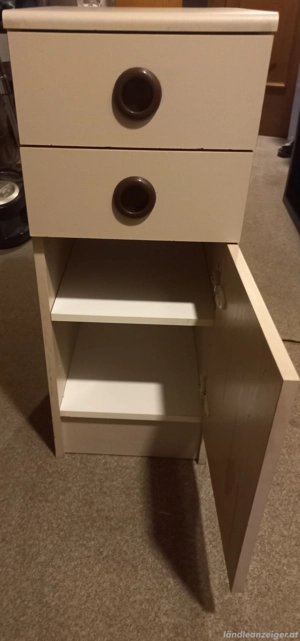 kleines Möbelstück Bild 2