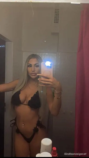 Larissa attraktives Party girl