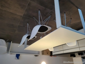 Designertisch von Kartell mit 4 Vitra Stühlen Bild 2