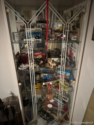 Kasten mit alten Autos und Figuren