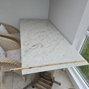 Granittisch mit 6 Korbstühlen Bild 3