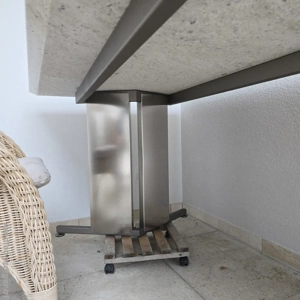 Granittisch mit 6 Korbstühlen Bild 2