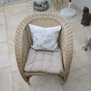 Granittisch mit 6 Korbstühlen Bild 4