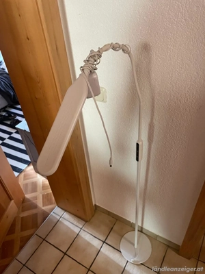 180cm große schmale weiße Stehlampe