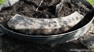 Einfassung, rund aus gewelltem Chromstahl