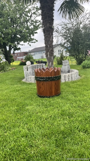 Blumenkübel aus massivem Holz, mit Eisenringen Bild 2