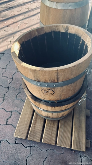 Blumenkübel aus massivem Holz, mit Eisenringen Bild 3