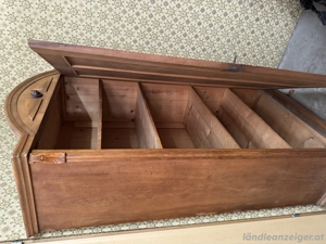 eintüriger Schrank aus Holz Bild 2