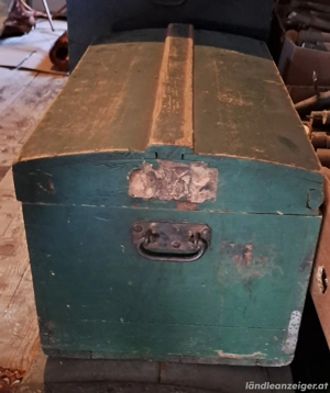 Dachbodenfund: Truhen und Stühle Bild 6