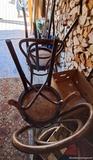 Dachbodenfund: Truhen und Stühle Bild 10