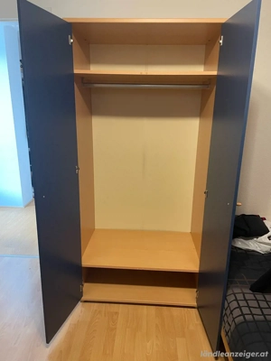 Kleiderkasten Bild 2