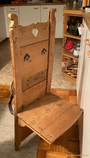 Rückentrage auf Holz 