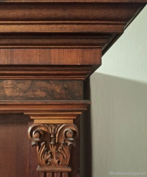 Schrank mit Schnitzereien Bild 2