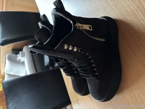 Schwarze ungetrage DKNY Boots Bild 2