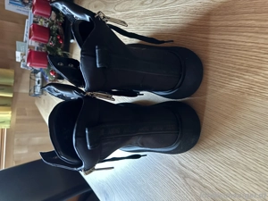 Schwarze ungetrage DKNY Boots Bild 5