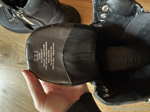 Schwarze ungetrage DKNY Boots Bild 3