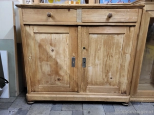Alte Kredenz Bild 2