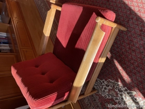 Sessel aus Holz mit Kissen Bild 2