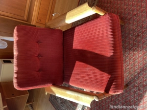 Sessel aus Holz mit Kissen