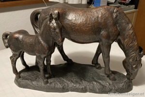 Skulptur bronzierte Keramik Pferd mit Fohlen EJM K. Kemedinger Bild 6