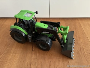 Traktor mit Schaufel 