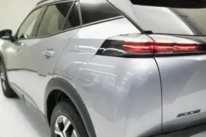 Peugeot 2008 1.2 PureTech 130 Allure (EURO 6d) LED KlimaA Bild 11