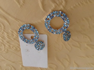 Ohrringe mit vielen blauen Steine