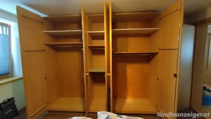 Schöner, großer Vollholz-Kleiderkasten zu verkaufen