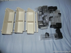 Wellensittiche samt Käfig.