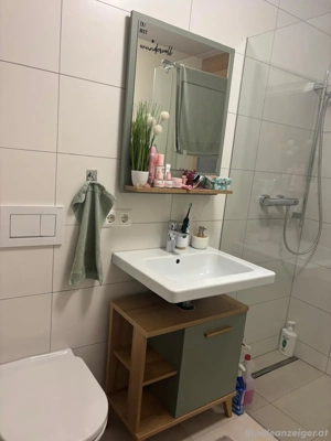 Badezimmer Spiegel und Schrank