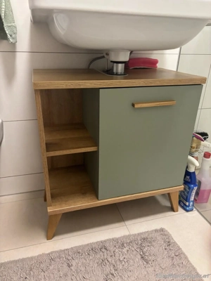 Badezimmer Spiegel und Schrank Bild 2