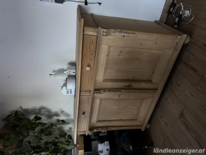 Alte Kommode aus Holz