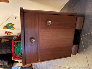 Älteres Nachtkästchen zu verschenken!