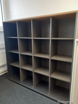 Regal mit 16 Fächern