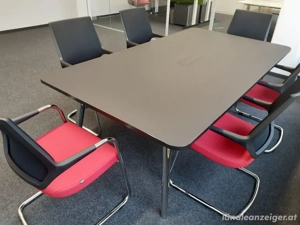 Tisch mit 6 Stühlen