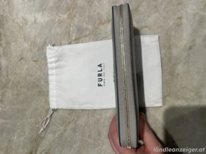 Furla Geldtasche grau glänzend Bild 2
