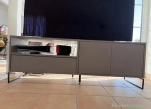 TV-Kästchen mit Schublade und offenem Element