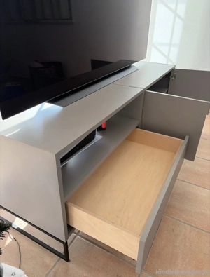 TV-Kästchen mit Schublade und offenem Element Bild 3
