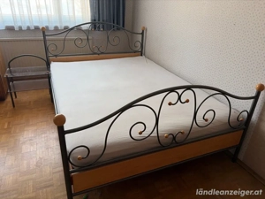 Bett inkl. Nachttisch und Matratze