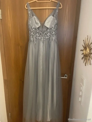 Ballkleid in A-Linie in einem zarten silbergrau