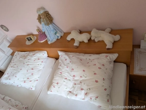 Komfortables Doppelbett mit viel Stauraum   Massivholz-Optik Beschreibung: