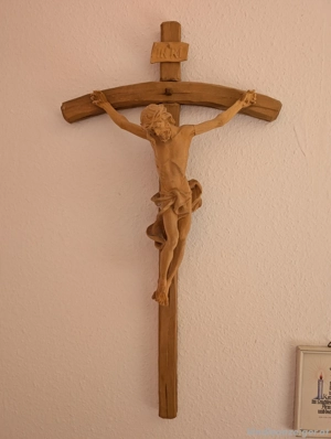 Diverse Antiquitäten & Raritäten; Handgeschnitztes Jesus-Kruzifix, dekoratives altes Spindelrad Bild 3