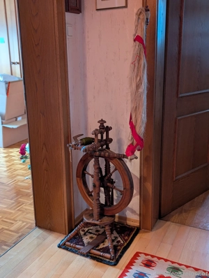 Diverse Antiquitäten & Raritäten; Handgeschnitztes Jesus-Kruzifix, dekoratives altes Spindelrad Bild 2