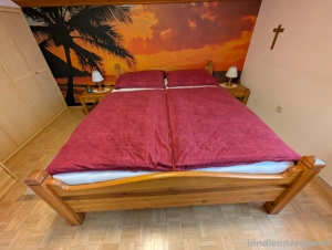 Zeitloses Doppelbett inkl. Nachtkästchen   1,60 m x 2,00 m
