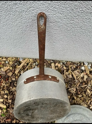 antiker Zinkkessel mit Eisengriff Bild 3