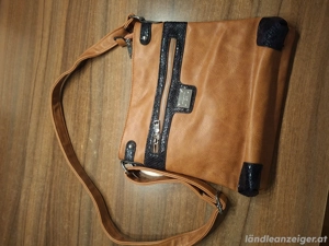 Kunstlederumhängetasche Bild 4