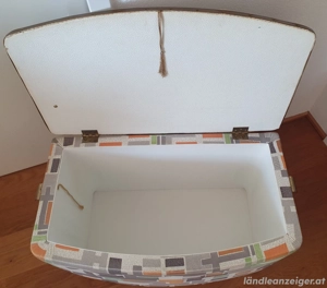 Stylische Truhe, ca. 50 Jahre alt Bild 3