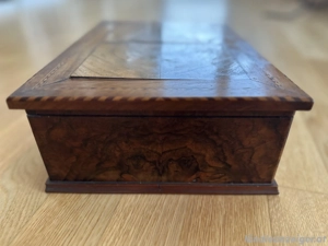 Holzschatulle mit Einlegearbeiten Bild 3